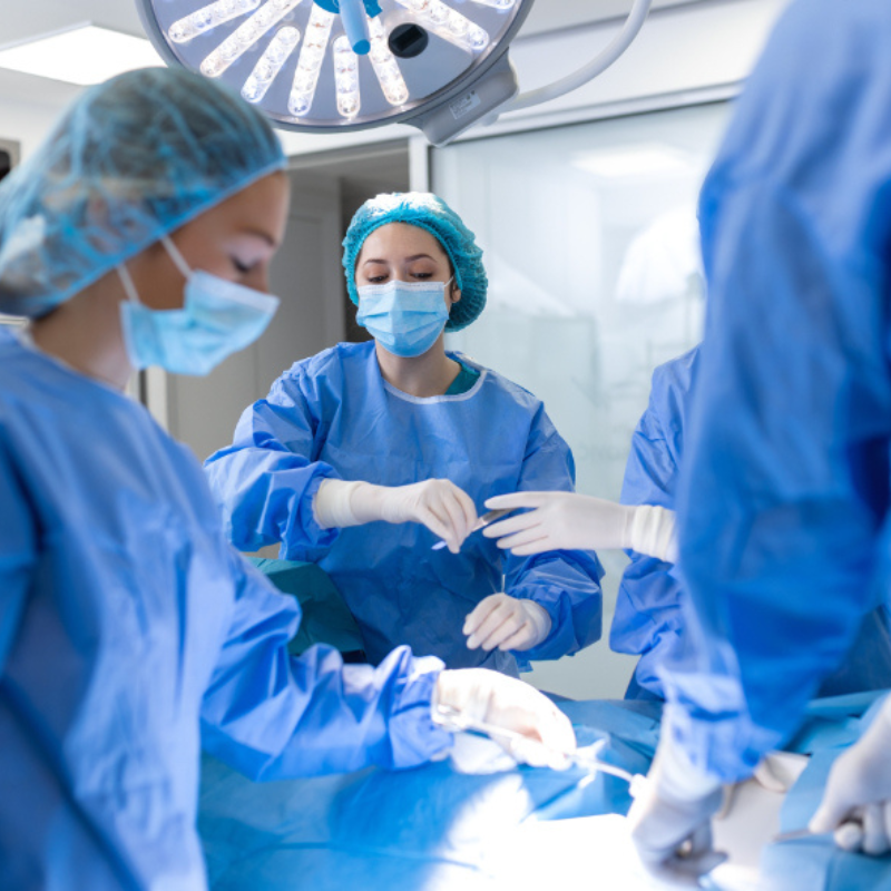 Protocolo de posiciones anatómicas y atención al paciente en exploraciones e intervenciones quirúrgicas: guía para TCAEs en las fases preoperatoria, intraoperatoria y postoperatoria