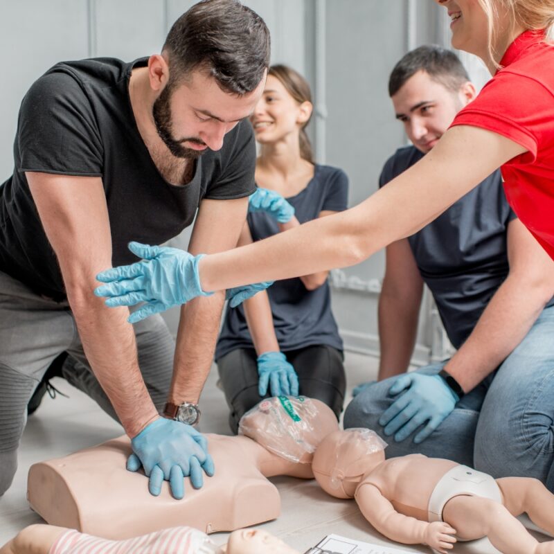 Actualización de conocimientos básicos en reanimación cardiopulmonar (RCP) y uso de desfibrilador externo automático (DEA) para sanitarios