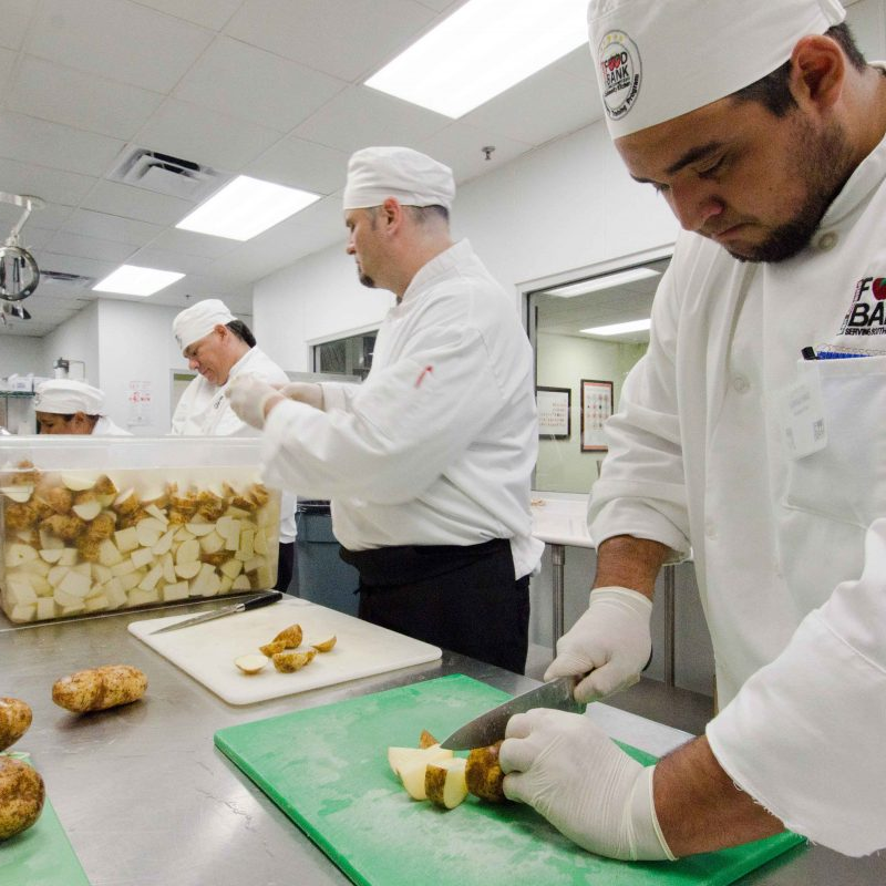 ALIMENTOS EN DIETAS PARA PINCHES Y COCINEROS EN LA COCINA HOSPITALARIA