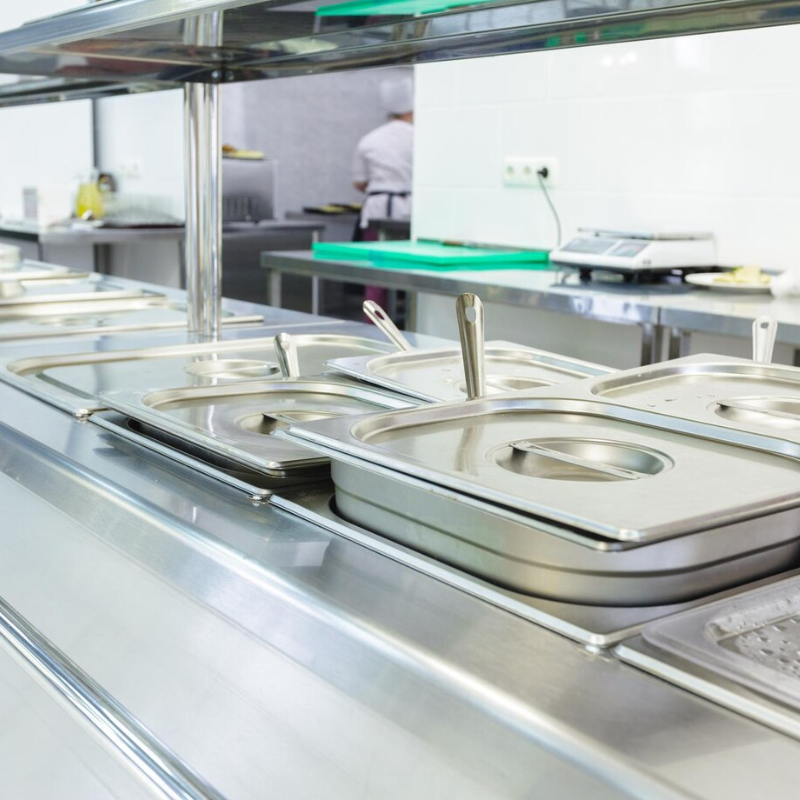 LÍNEA FRÍA EN COCINA HOSPITALARIA PARA PINCHES Y COCINEROS